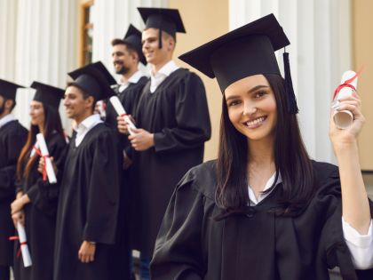 Nejlepší motivace ke vzdělání? Nechte dítě převzít vedení, radí žena, jejíž dcera obhájila v 17 letech doktorát