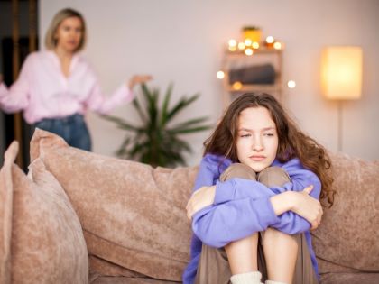 Vychovávali vás narcističtí rodiče? Pak jste pravděpodobně zlaté dítě, ztracenec či obětní beránek