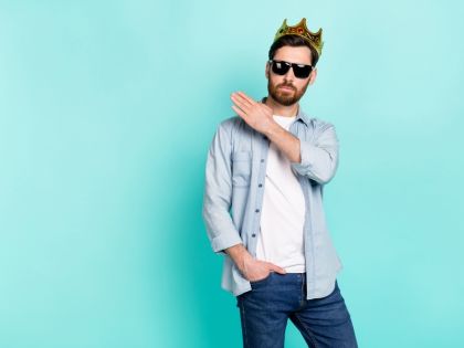 Pořád žvaní, ale skoro nehnou prstem. „Hlasití pracanti“ ruinují morálku v práci