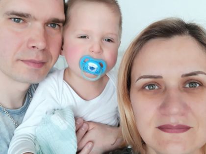 Syn se narodil bez konečníku a trpí silnou separační úzkostí. Říkali nám, že nás to zničí, říká máma