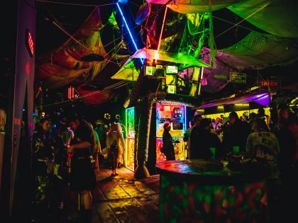Cybertown 2022: Postapo budoucnost září neonovými světly