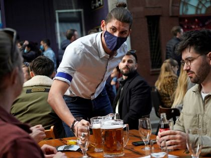 Můžeme pít po covidové injekci alkohol? Lehce ano, ale pozor na kocovinu