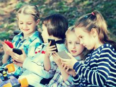 Řešení dilematu rodičů: V jakém věku má dítě dostat první chytrý telefon?