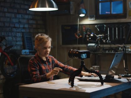 YouTube ruší komentáře u videí s dětmi. Kvůli firmám a navzdory youtuberům