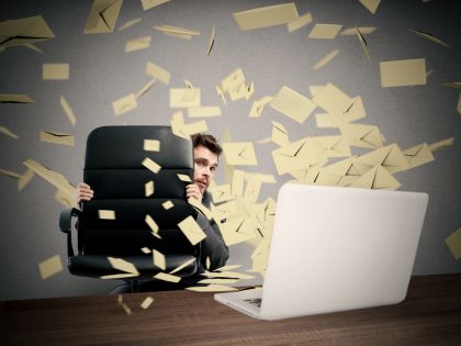 Nepřečtených emailů ve schránce už se nezbavíte. Jak z toho nezešílet?